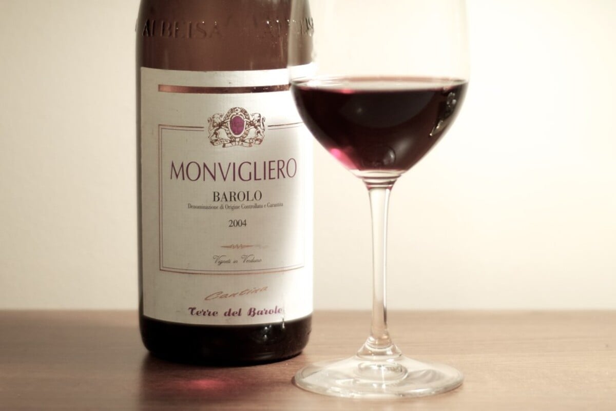 10. místo: Desáté místo putuje do Itálie, konkrétně vínu Barolo. Vyrábí se z hroznů odrůdy Nebbiolo v malé oblasti Piemontu a stalo se velmi oblíbeným nápojem italské a evropské šlechty. Podle italských předpisů musí Barolo zrát nejméně 36 měsíců.