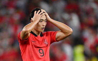 Juhokórejský futbalista svojím vzhľadom roztopil srdcia fanúšičiek. Neustále mu posielajú žiadosti o ruku, musel si vypnúť telefón.