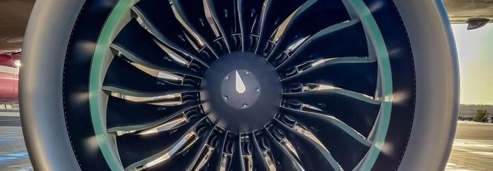 Ak by niekto otvoril núdzový východ v lietadle počas letu, vyletel by von. Letecký technik Tomáš hovorí o svojej práci (Rozhovor)