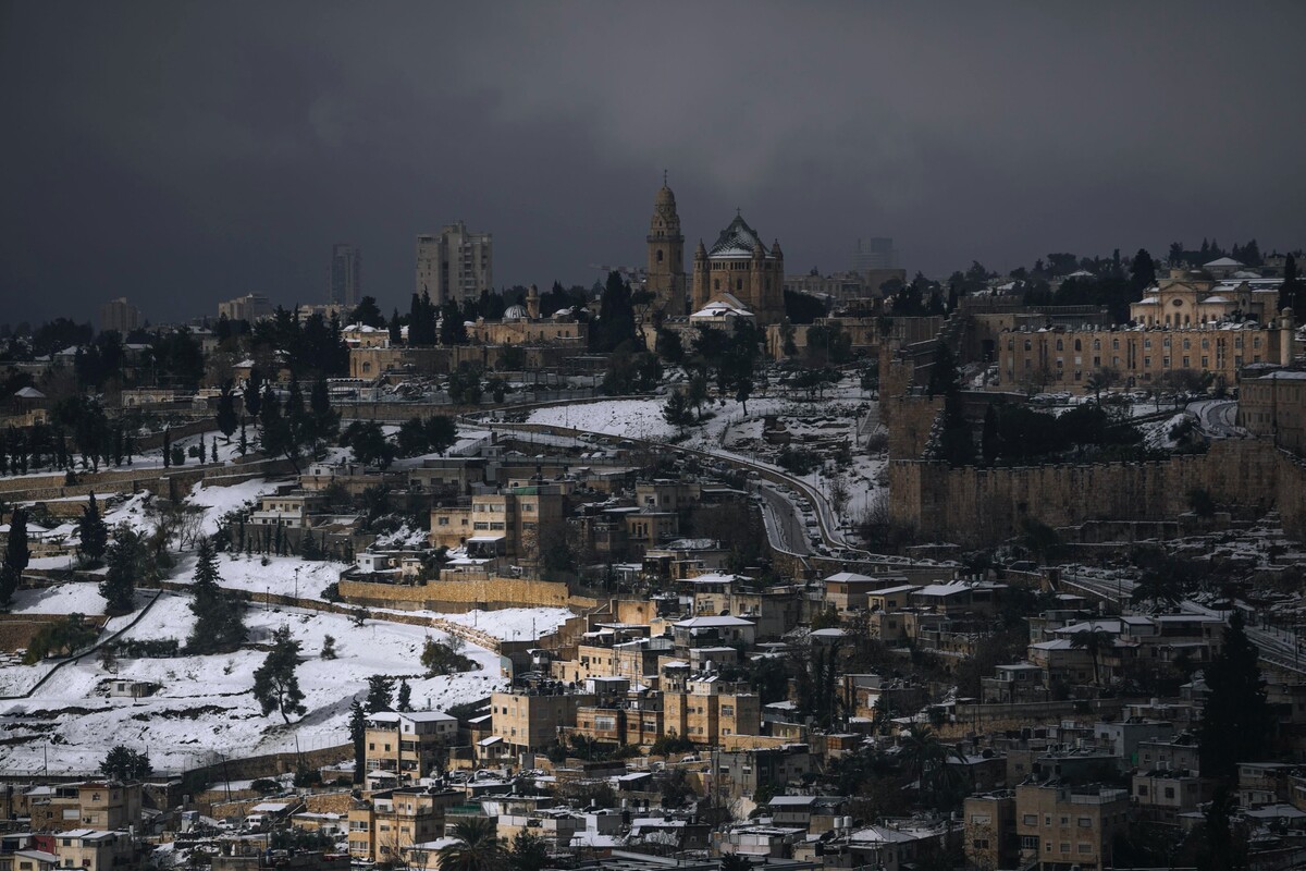 Takto vypadá zasněžený Jeruzalém z Olivové hory.