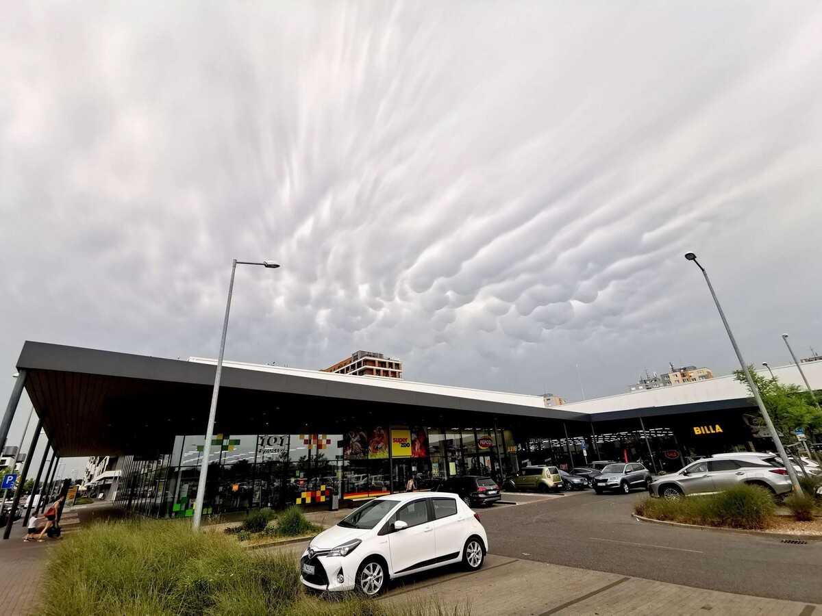 Oblaky mammatus nad Bratislavou.