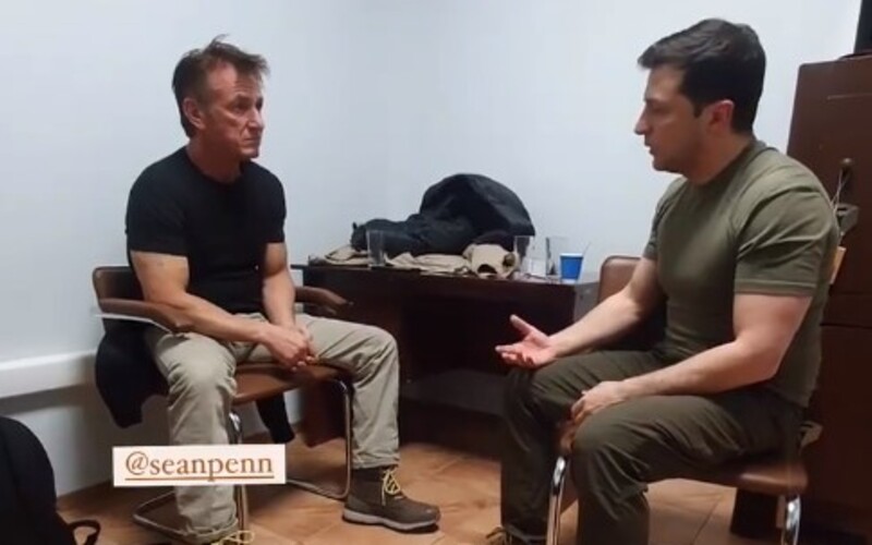 Americký herec Sean Penn je na Ukrajině, natáčí zřejmě dokument o ruské invazi.
