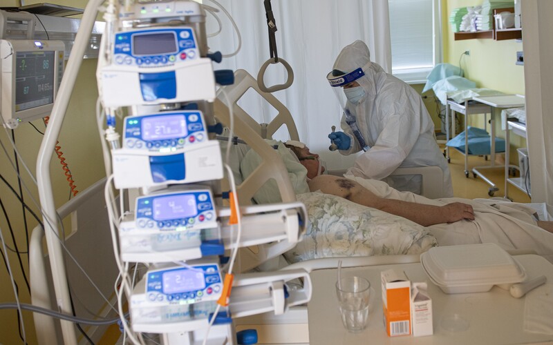 KORONAVIRUS: Epidemie stále zrychluje. Za sobotu přibylo 9 161 nakažených, 557 lidí je ve vážném stavu v nemocnicích.