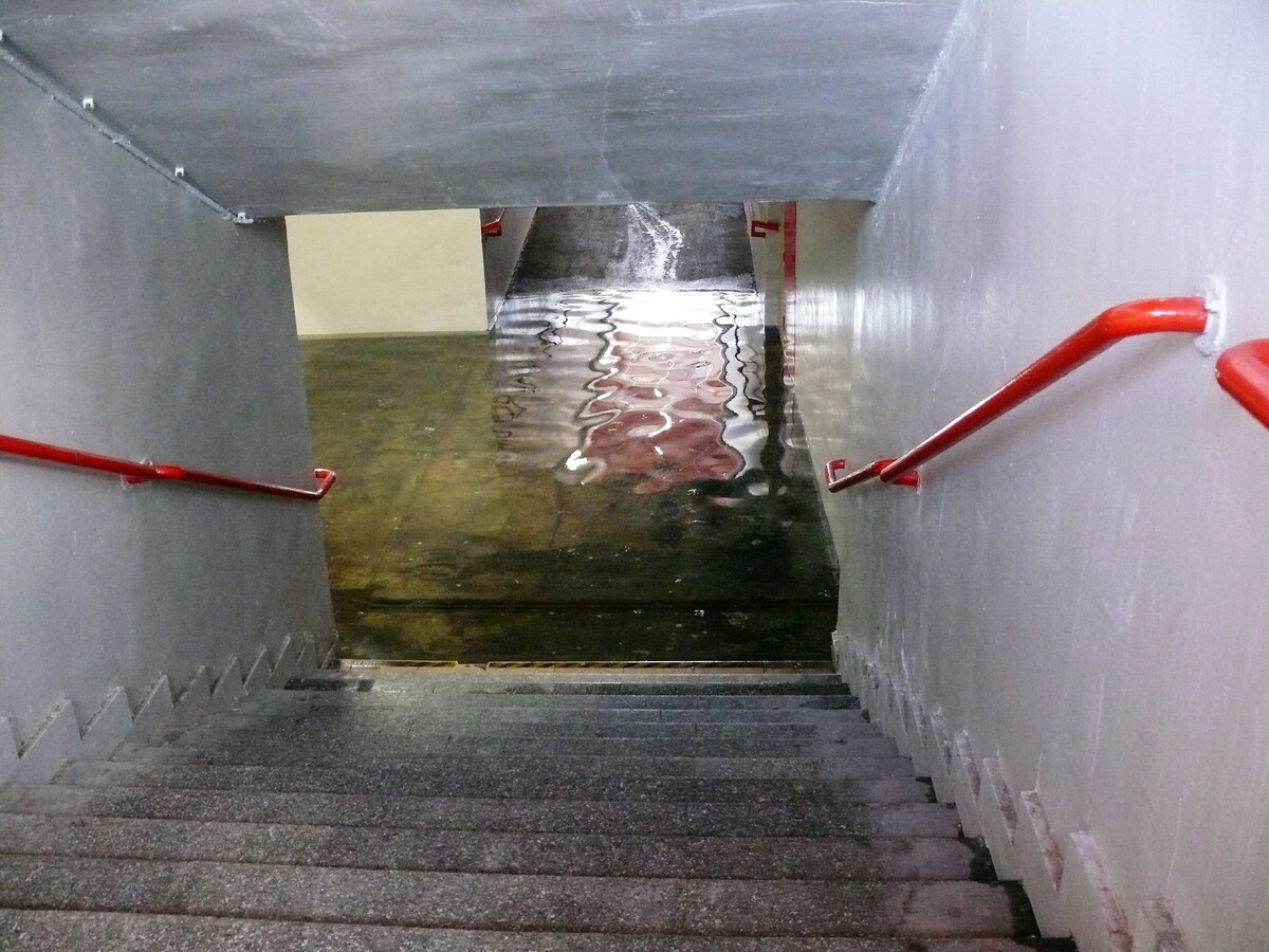 Zaplavený podchod v Petržalke.