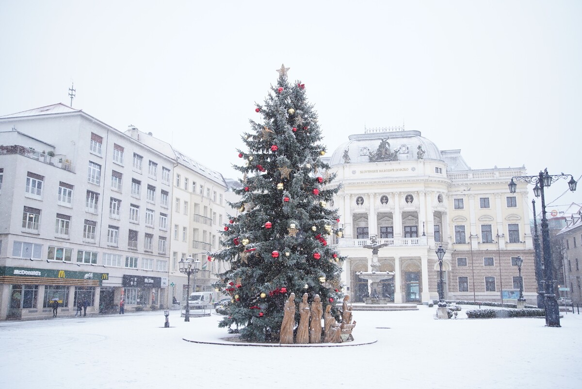 Biele Vianoce na Hviezdoslavovom námestí. 9. 12. 2021.