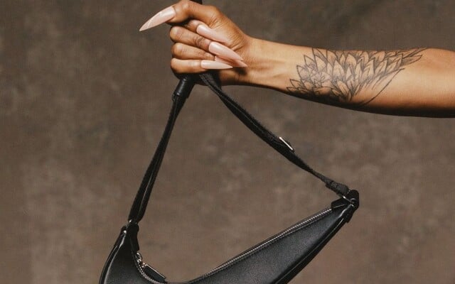 FOTO: Jacquemus a Nike opäť spojili sily a vytvorili Swoosh Bag. Kožená kabelka je dostupná hneď v troch farbách