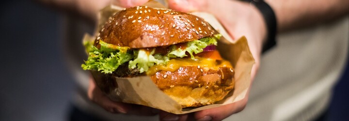 Výborný burger a nádherné priestory. V Prahe otvorila obľúbená bratislavská prevádzka už svoju druhú pobočku