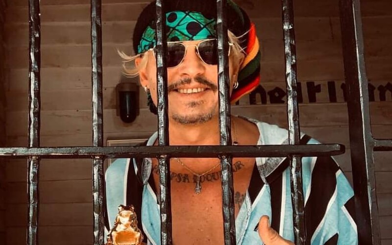 Johny Depp zapózoval za mřížemi během přebírání ocenění. Soud nedávno nepřímo uznal, že bil svoji ženu.