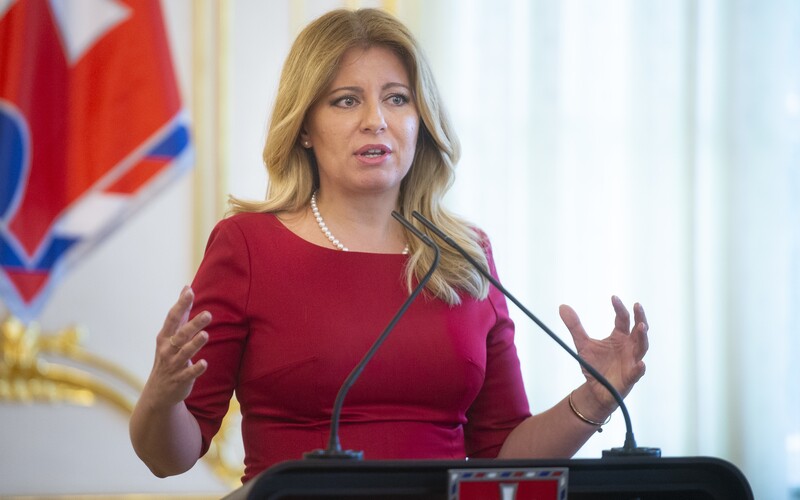 K diplomovke Igora Matoviča sa vyjadrila aj prezidentka Zuzana Čaputová. "Ide doposiaľ o najväčšiu hodnotovú križovatku, na ktorej vláda stojí. Som sklamaná a smutná,“ píše prezidentka na Instagrame.