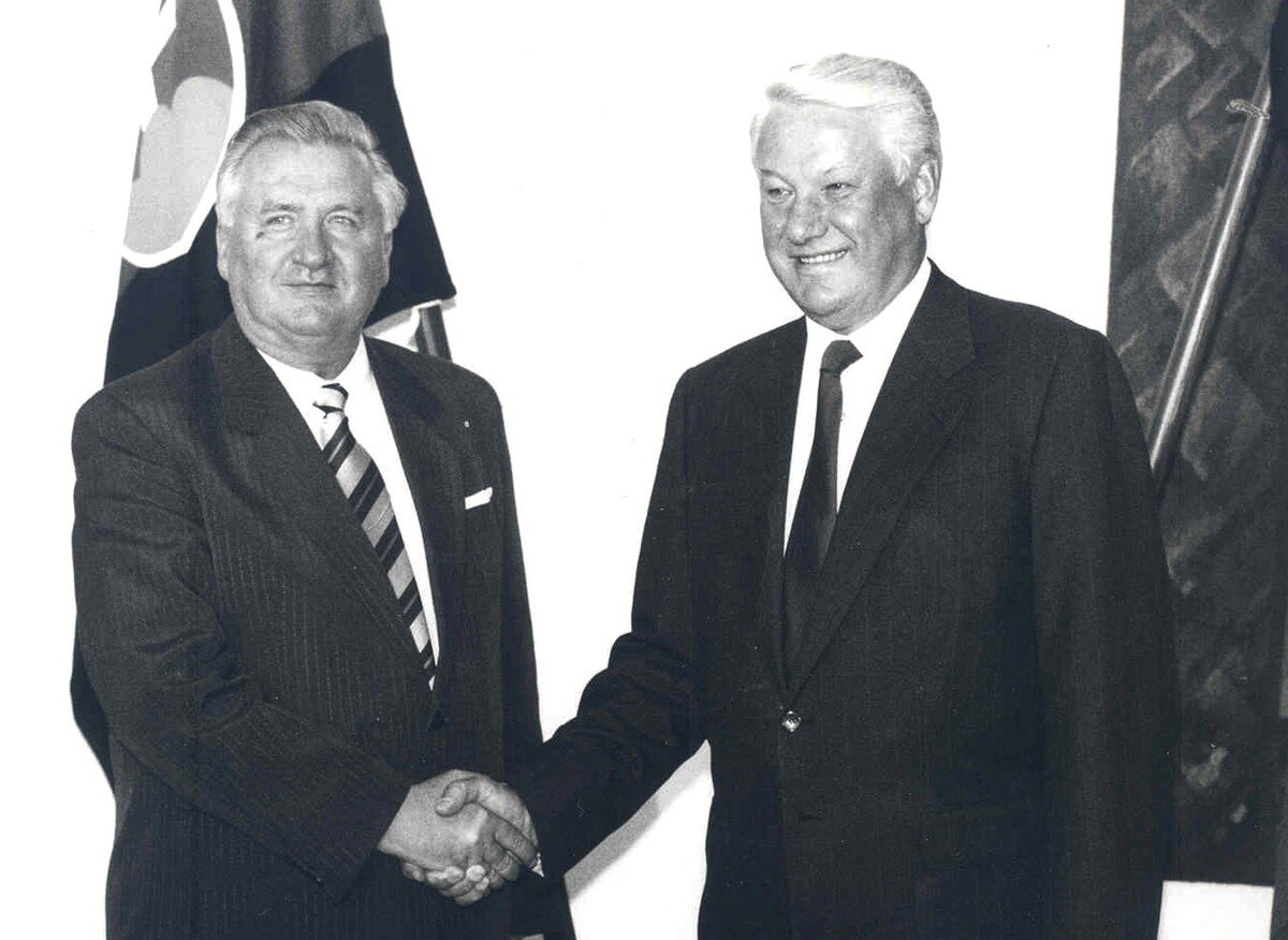 Boris Jeľcin (vpravo) na archívnej snímke z návštevy Slovenska 26. augusta 1993. 
