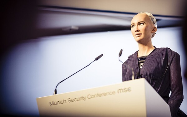 V roku 2017 získal AI humanoidný robot Sofia status právnickej osoby a štátne občianstvo. Vieš, ktorá krajina udelila občianstvo robotovi? 