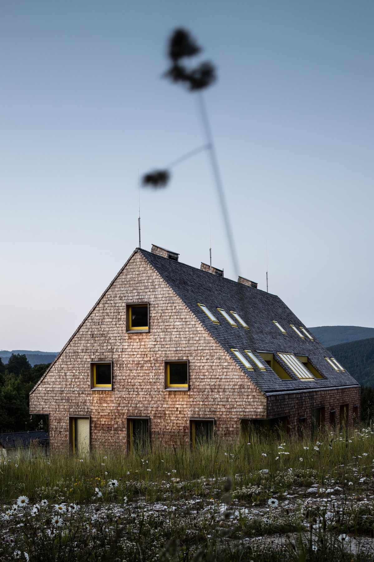 Vzhľad domov vychádza z pôvodnej miestnej architektúry.