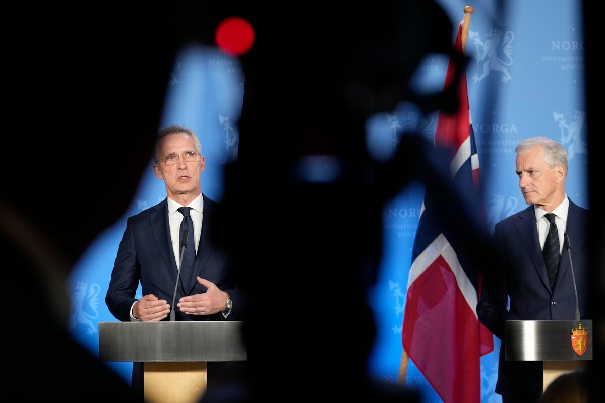 Generálny tajomník NATO Jens Stoltenberg (vľavo) a nórsky premiér Jonas Gahr Störe počas tlačovej konferencie v Osle 30. mája 2023.