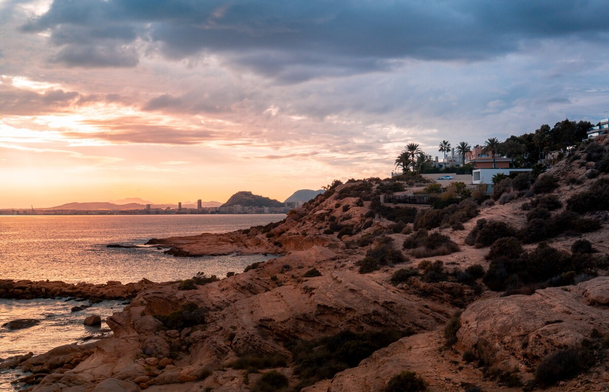 Do Alicante sa v decembri dostaneš lacno. 