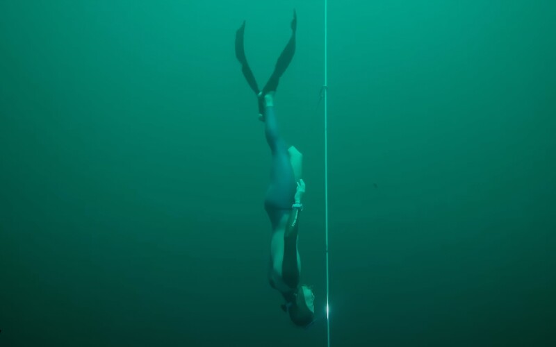 VIDEO: Francouzský freediver překonal světový rekord v hloubkovém potápění.