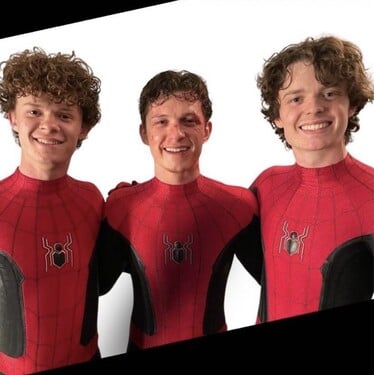 Taky Hollandovi jsou početná rodina. Spider-Man Tom má tři bratry. Které tvrzení o nich není pravdivé?