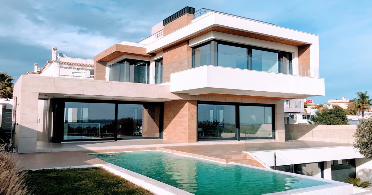 Možná vlastníš nemovitost, ani o tom nevíš. Pozor, může propadnout státu. Co udělat, aby se to nestalo?