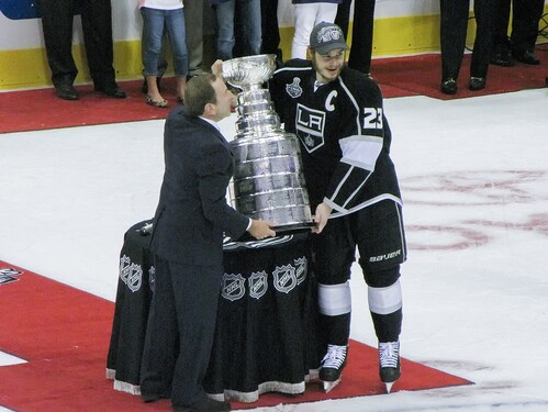 Začneme něčím jednoduchým. Jak se jmenuje současný komisař NHL?