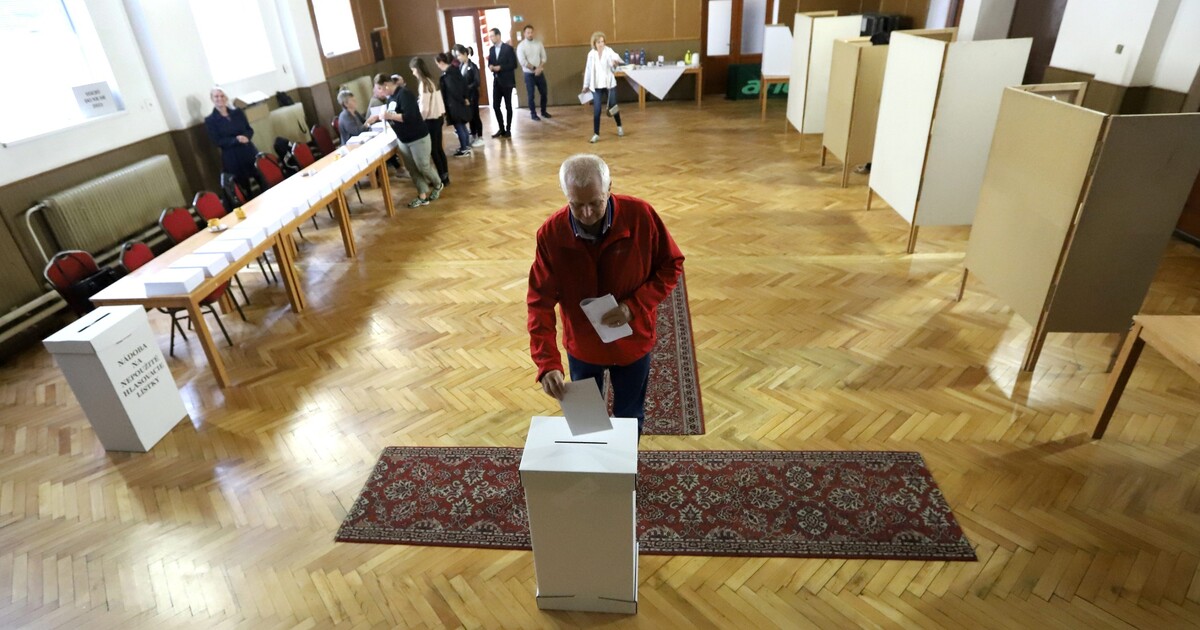 Výbušný důchodce na jihu Slovenska přerušil volby a poškodil urnu