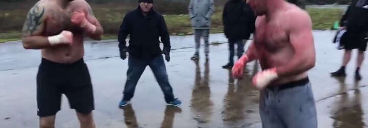 Dva Angličané si neshody vyřešili v brutálním 30minutovém pěstním souboji. Po skončení si s respektem podali ruce a zkrvavení odešli