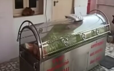 „Pohřbili“ ho zaživa. Muž v Indii se po 20 hodinách v mrazáku probral.