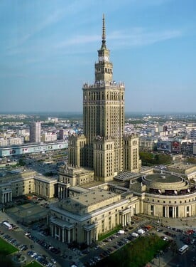 Palác kultury měří na výšku 237 metrů a do roku 2021 se jednalo o nejvyšší budovu v zemi. Postaven byl v letech 1952 až 1955 ve stylu socialistického realismu a jeho součástí je několik muzeí. Víš, ve kterém městě stojí? 