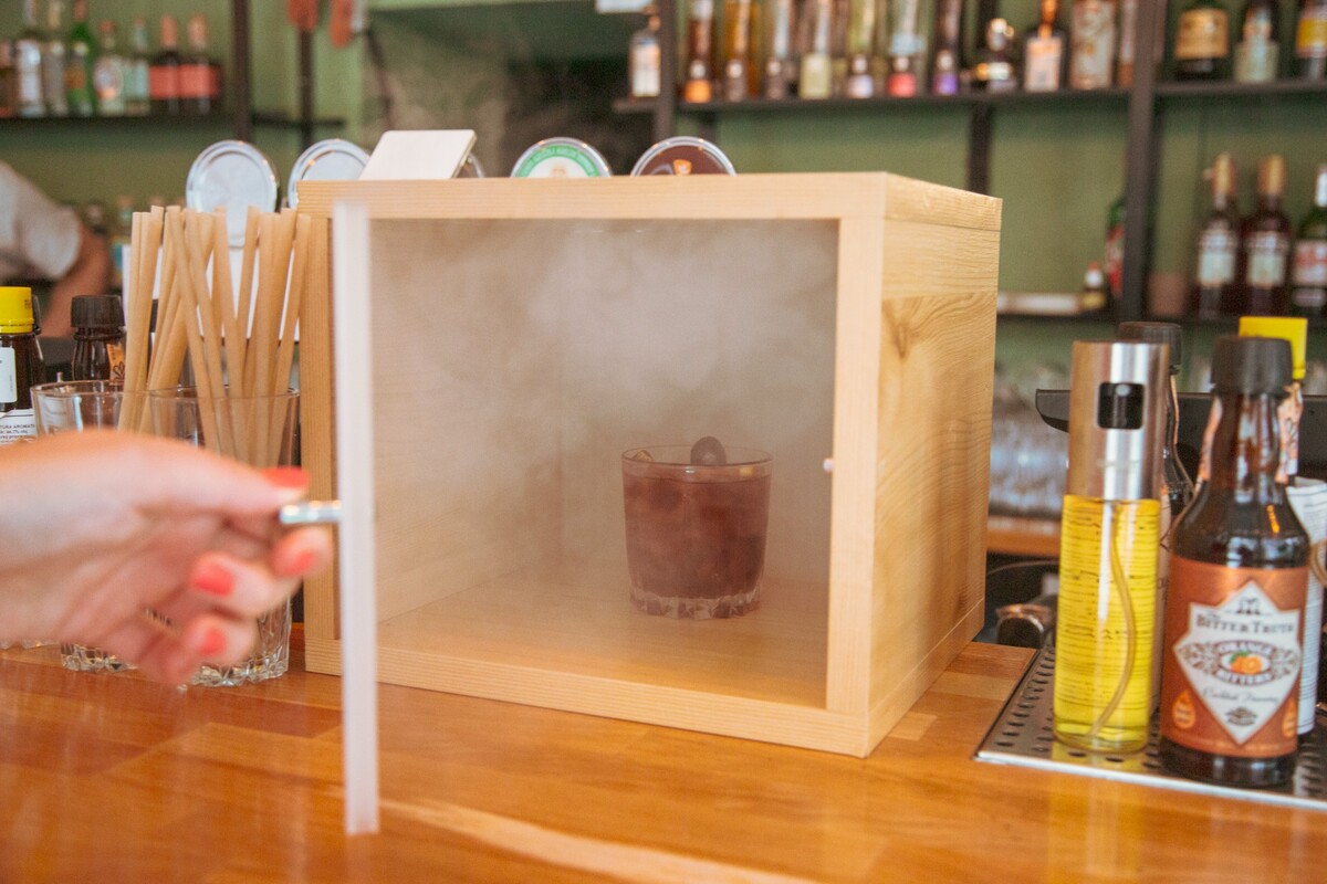 Drink Smoked Cherry Manhattan si sám vyberieš z malej udiarničky na bare. 