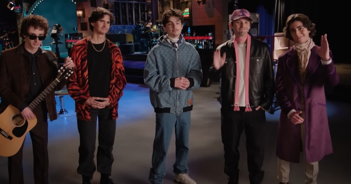 Gen Z marketing jako víno! Timothée Chalamet si vzal své dvojníky na pomoc do Saturday Night Live