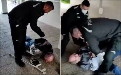 „Toto robíte invalidovi? Veď mu zlomíte ruku!“ Policajný zásah pobúril Slovákov: Muža s barlou spacifikovali, pretože nemal rúško.
