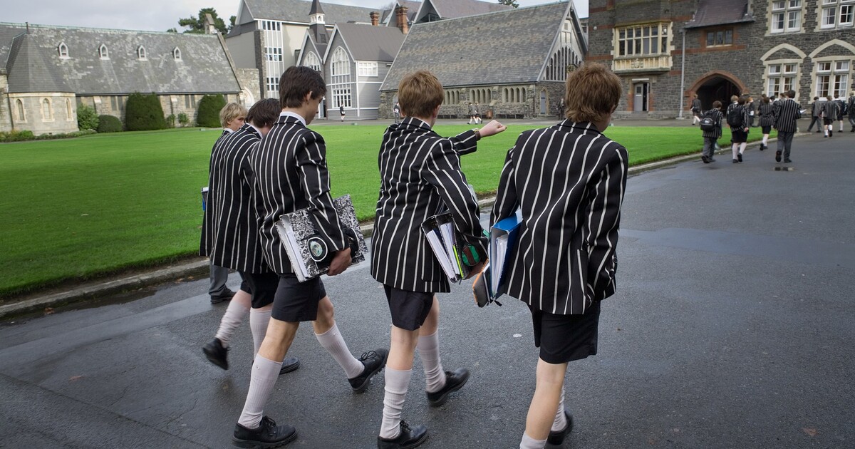 Dívka zůstala po škole za to, že si do školy nevzala svetr. V nejteplejším dni v roce