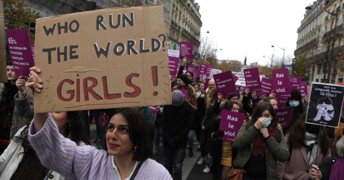 Nedej se opít karafiátem, MDŽ odstartovala frustrace z nerovnosti i tragická smrt 146 žen. Jak se za sto let proměnil?