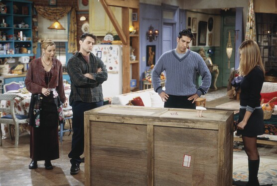 Joey v jednej zo sérií donúti Chandlera, aby sa zavrel do debny. O čo vtedy išlo?