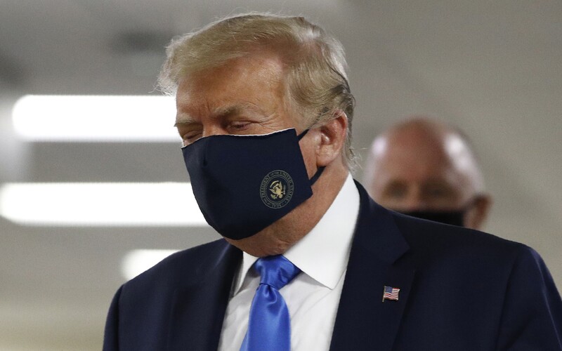 Donald Trump sa na verejnosti prvýkrát ukázal s rúškom. Prednedávnom tvrdil, že by si ho na seba nikdy nedal.