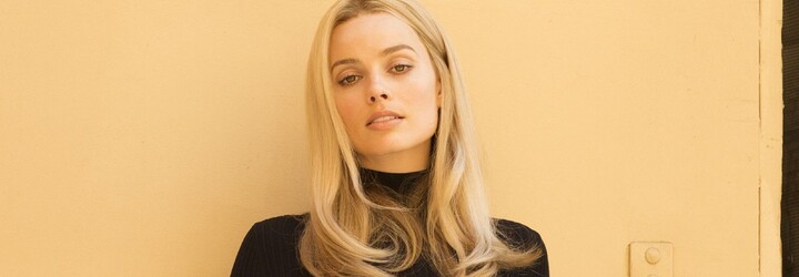 Margot Robbie oslňuje krásou a DiCapriovi narostly dlouhé vlasy. Tarantinova novinka se přesouvá do 60. let