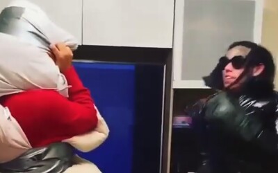 6ix9ine ukazuje svoje boxerské schopnosti, aby vysmial rivala, mech si spravil z frajerky. S ktorým raperom rozbehol beef?