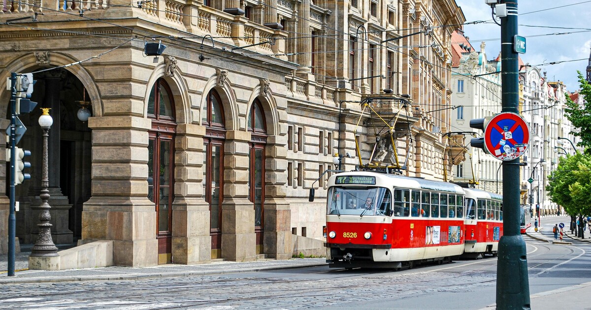 Proč v pražských tramvajích schází klimatizace? Zablokovalo je hned několik politiků
