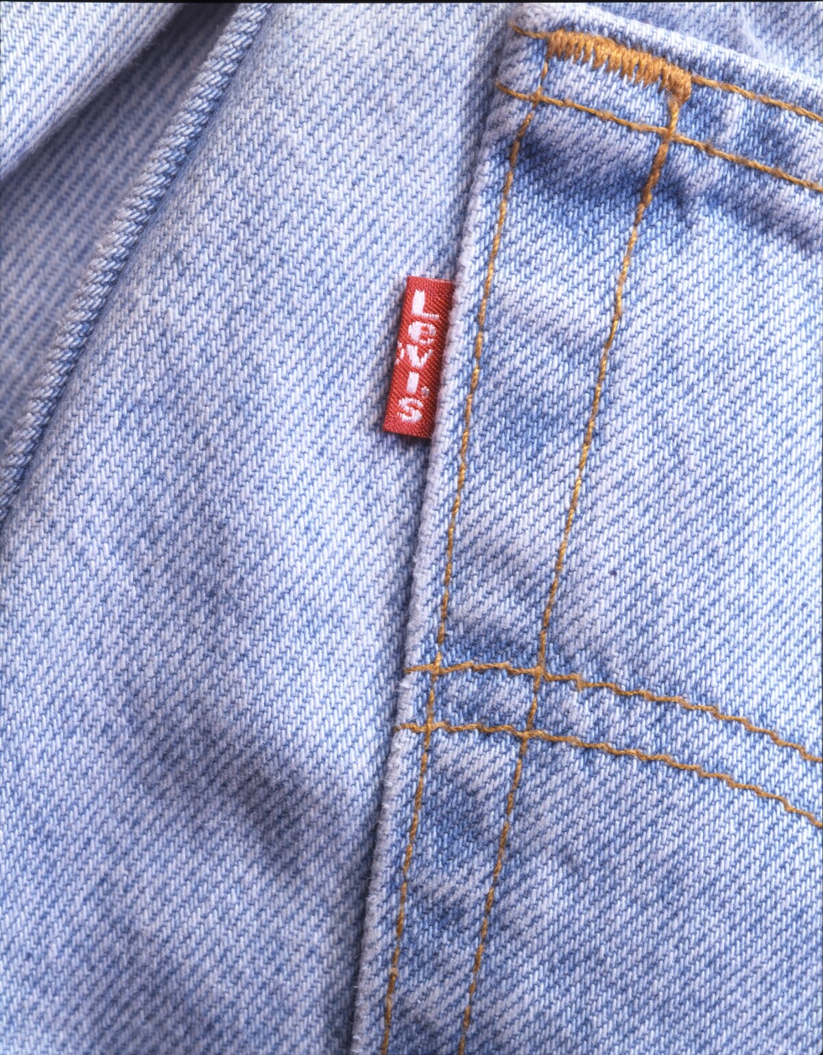 Další ikonická záležitost – malá červená visačka Levi's na kapse.