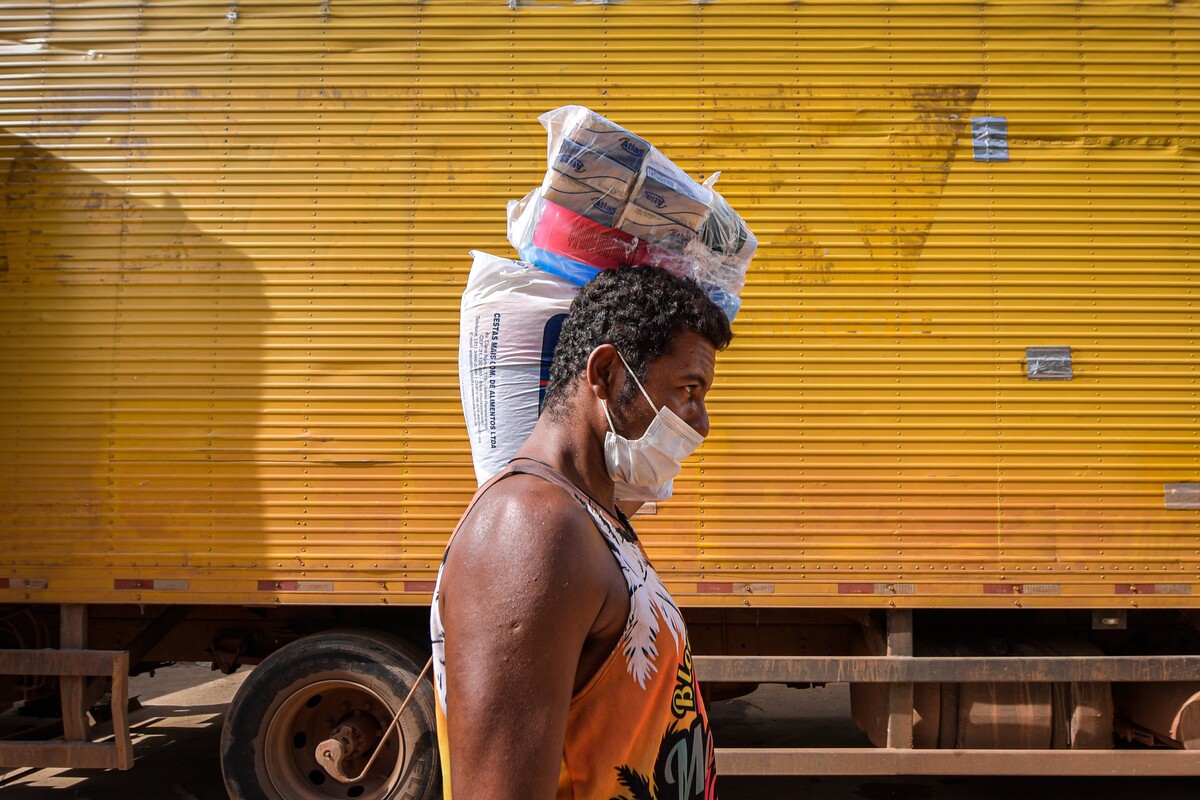 muž Brazília povodne zásoby jedla