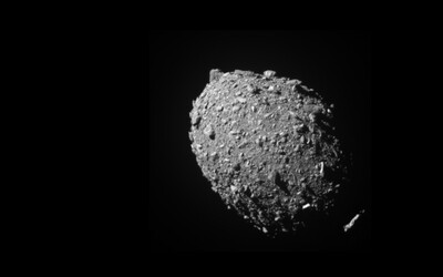 NASA úspěšně otestovala první planetární obranu na světě. Sonda Dart narazila do asteroidu Dimorphos.