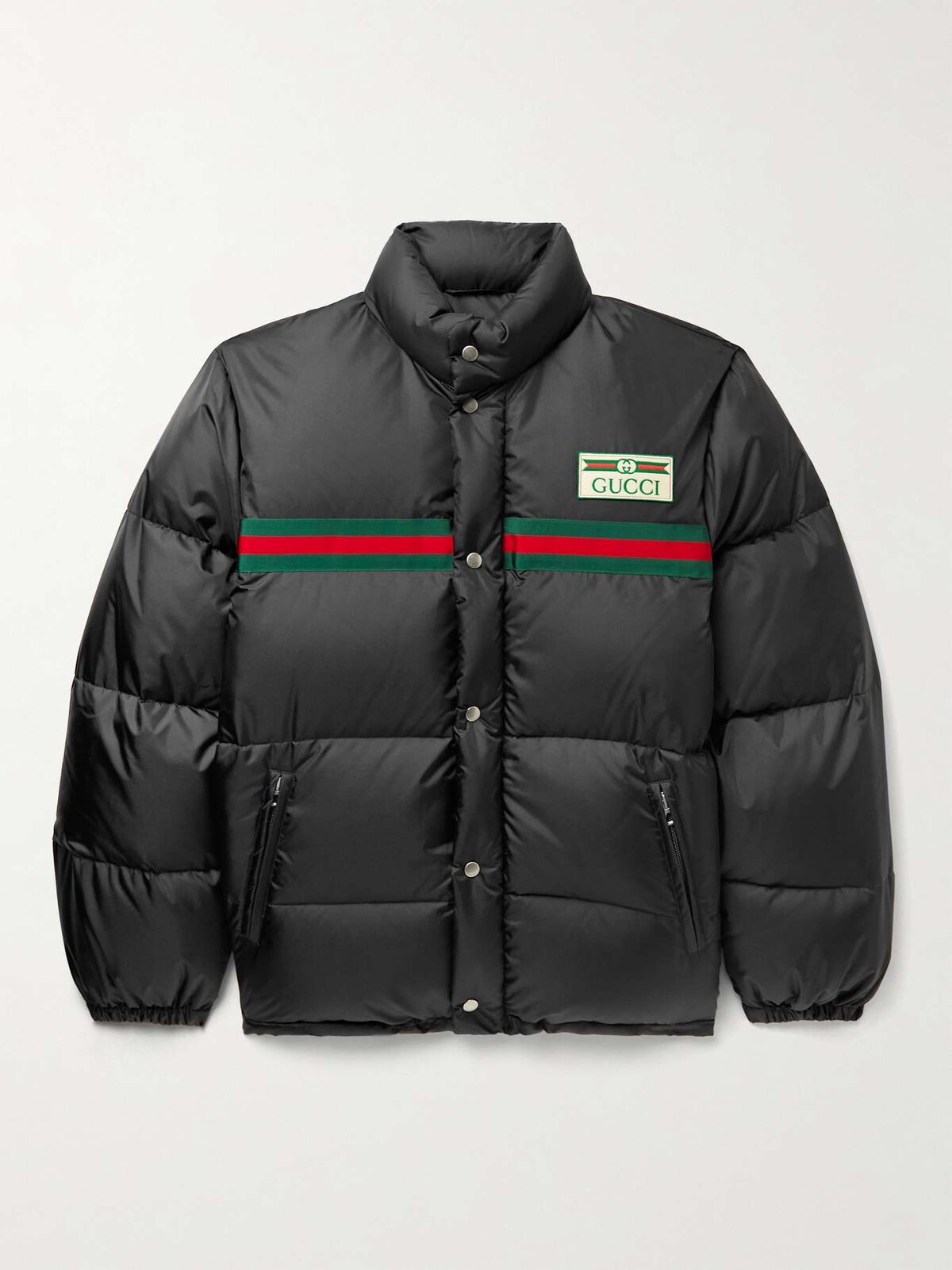 Čierna páperová bunda s logom módneho domu Gucci. Cena je 2 100 eur cez obchod MR PORTER.