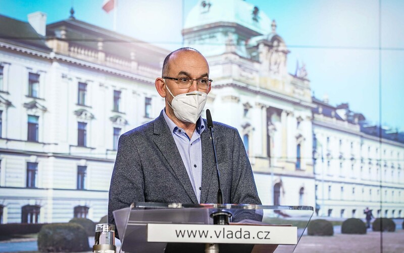 Odměny zdravotníkům: Dorazí nejdříve v dubnu. Babiš je prý slibuje už dva měsíce.