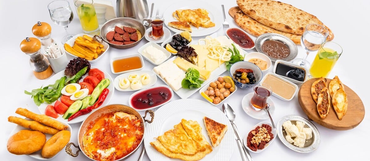 1. priečka patrí tomuto tureckému raňajkovému stolu – Kahvaltı.