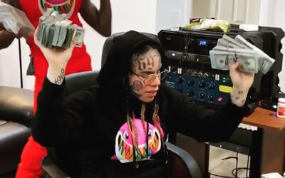 6ix9ine pracuje na albume, obklopuje sa hromadami 100-dolároviek. Vypočuj si novú skladbu.