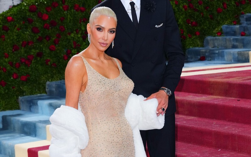 Kim Kardashian čelí obvinění z roztržení šatů Marilyn Monroe.