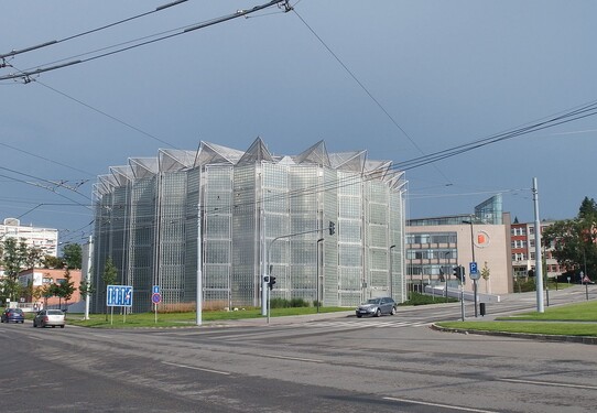 Na obrázku vidíme kongresové centrum, kde se pořádají různé akce a sídlí zde Filharmonie Bohuslava Martinů. Ve kterém městě ho najdeme?