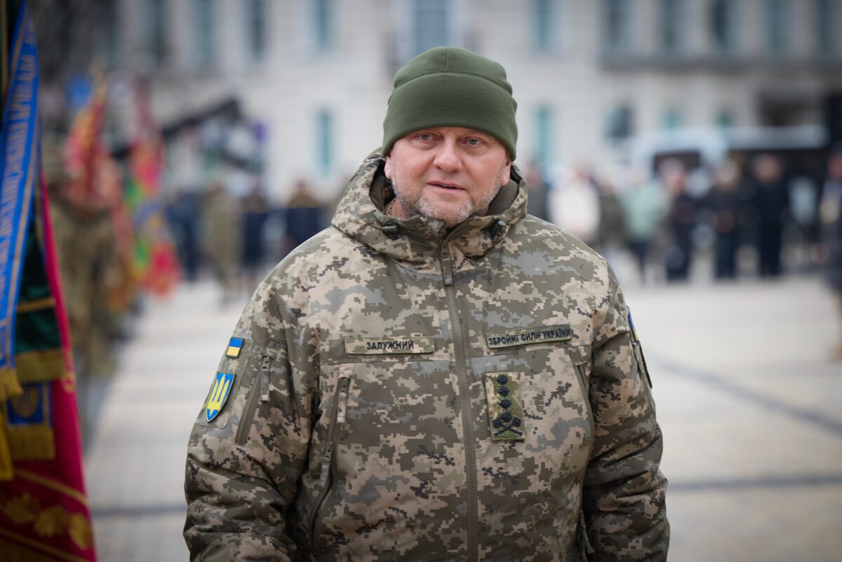 Vrchný veliteľ ukrajinskej armády generál Valerij Zalužnyj sa zúčastňuje na spomienkovom podujatí pri príležitosti prvého výročia ruskej invázie na Ukrajinu v Kyjeve v piatok 24. februára 2023.