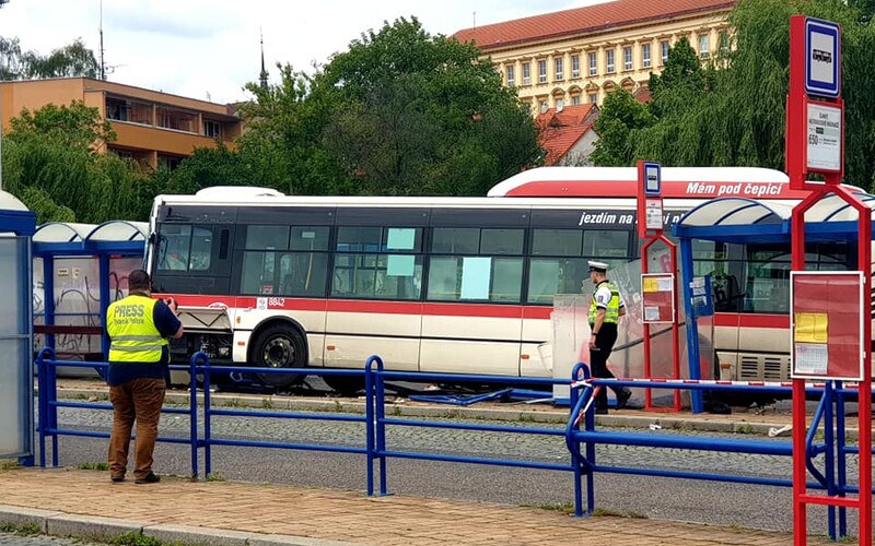 Autobus vjel ve Slaném do zastávky pro cestující. Při nehodě zemřelo dítě.