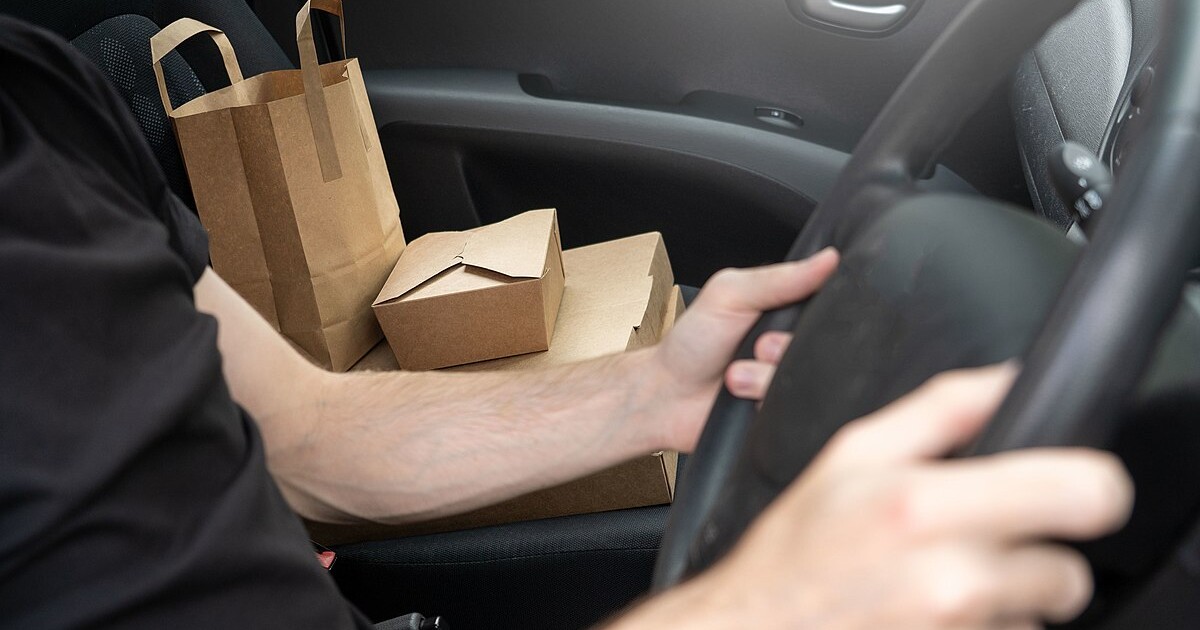 VIDEO: Řidič rozvážkové služby močil přímo u auta s jídlem. Česká Foodora ihned reagovala