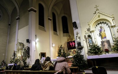 V Zemianskych Kostoľanoch chodia ľudia do kostola napriek zákazu.