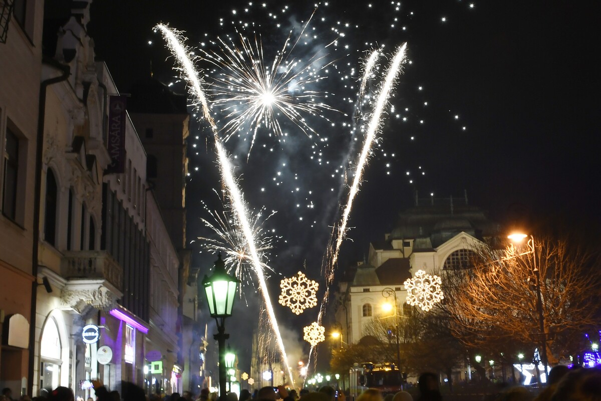 Pohľad na ohňostroj počas novoročných osláv 1. januára 2019 na Hlavnej ulici v Košiciach. Tento ohňostroj odpaľovali zabávajúci sa návštevníci.